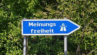 Von allen m&ouml;glichen Seiten kommen Vorw&uuml;rfe, dass man nicht mehr in der Lage sei, sich frei heraus zu &auml;u&szlig;ern, und das sowohl in politischer Hinsicht als auch im privaten Bereich. Das k&ouml;nnte auch an mangelnder Zivilcourage liegen.