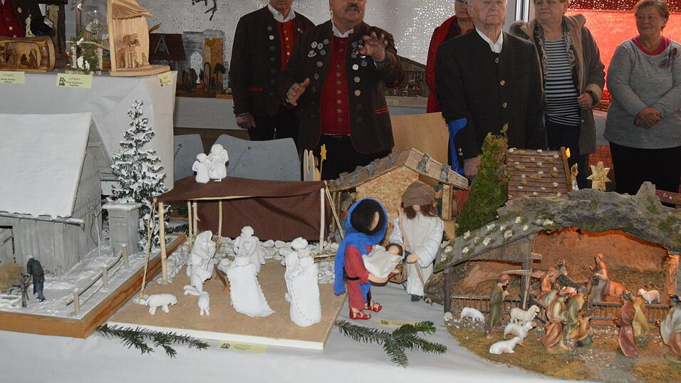 Ausstellungsleiter Heinrich Böse freute sich zahlreiche Gäste und Ehrengäste begrüßen zu dürfen. Ausstellungsleiter Heinrich Böse freute sich zahlreiche Gäste und Ehrengäste begrüßen zu dürfen.