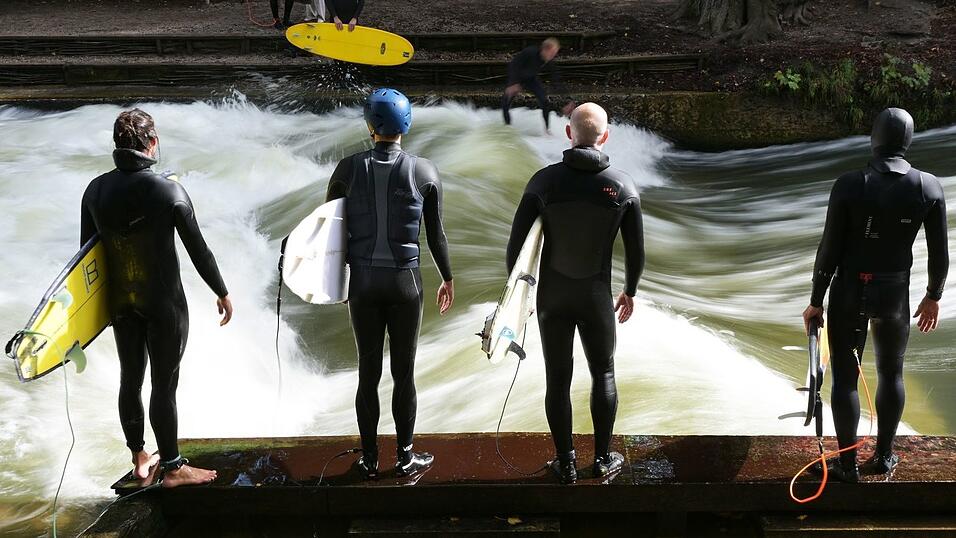 Seit Ende Juni ist das Surfen auf der Eisbachwelle wieder erlaubt, wenn auch mit Einschränkungen. (Archivbild) Seit Ende Juni ist das Surfen auf der Eisbachwelle wieder erlaubt, wenn auch mit Einschränkungen. (Archivbild)