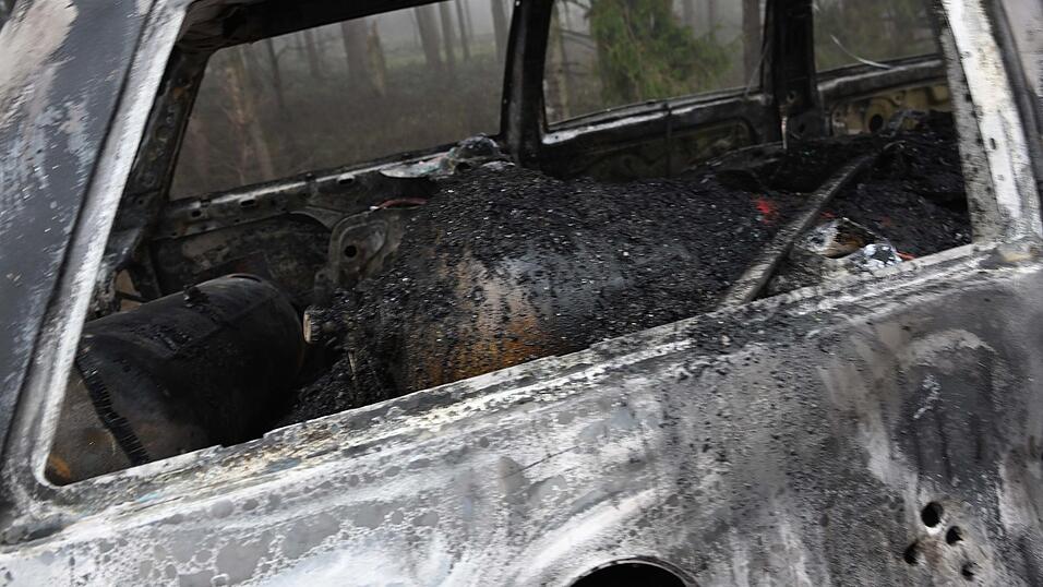 Nach der Explosion einer Gasflasche brannte das Auto aus.