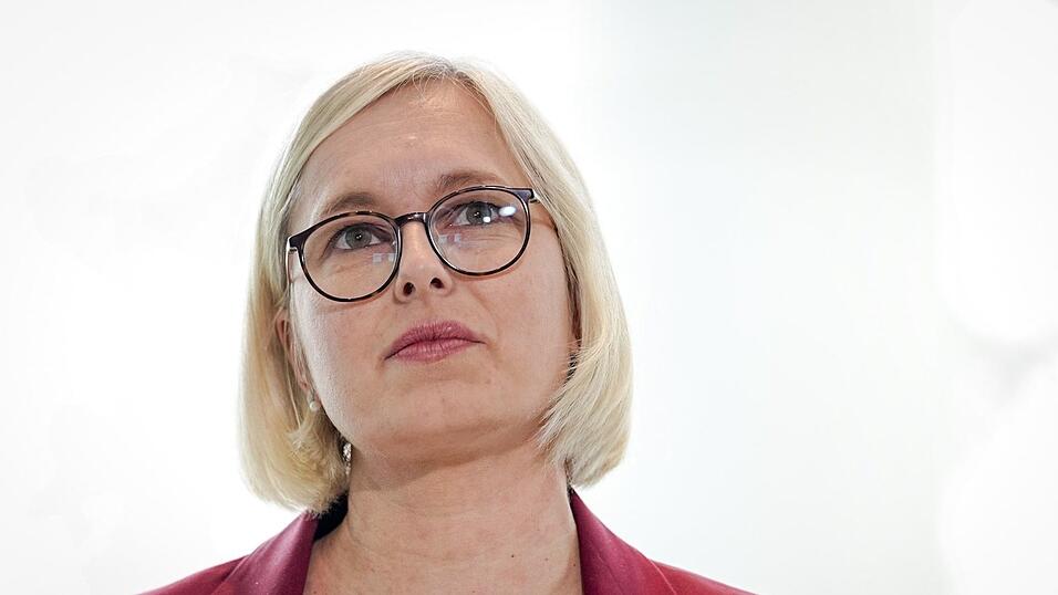 Muss ihr Amt räumen: Christiane Schenderlein ist nicht mehr Sport-Staatsministerin. (Archivbild) Muss ihr Amt räumen: Christiane Schenderlein ist nicht mehr Sport-Staatsministerin. (Archivbild)