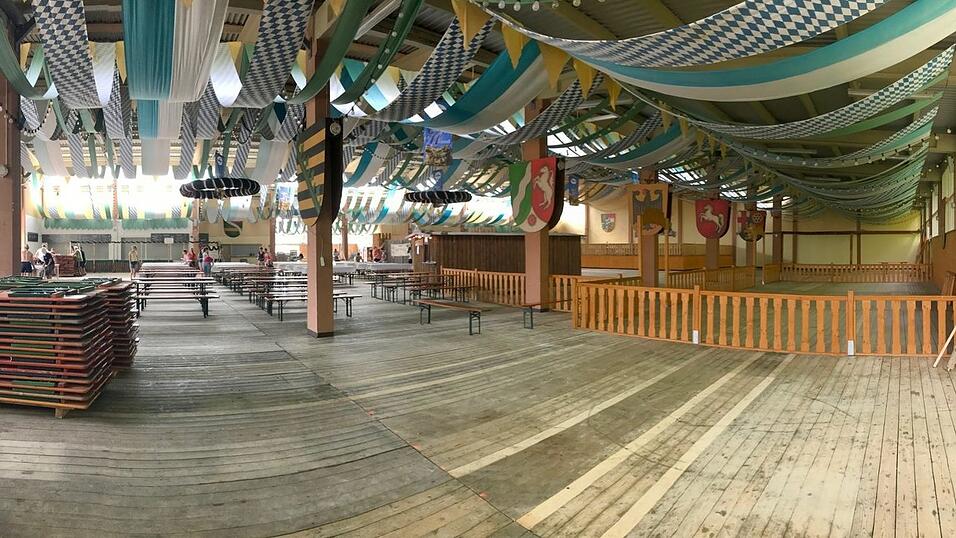 Erst nach der Ritterparty, die gestern Abend in der Halle stattfand, werden die Altersbacher-Mitarbeiter mit ihren Arbeiten so richtig loslegen. Unter anderem wird hinten rechts noch ein 'Weißbier-Eckerl' entstehen.