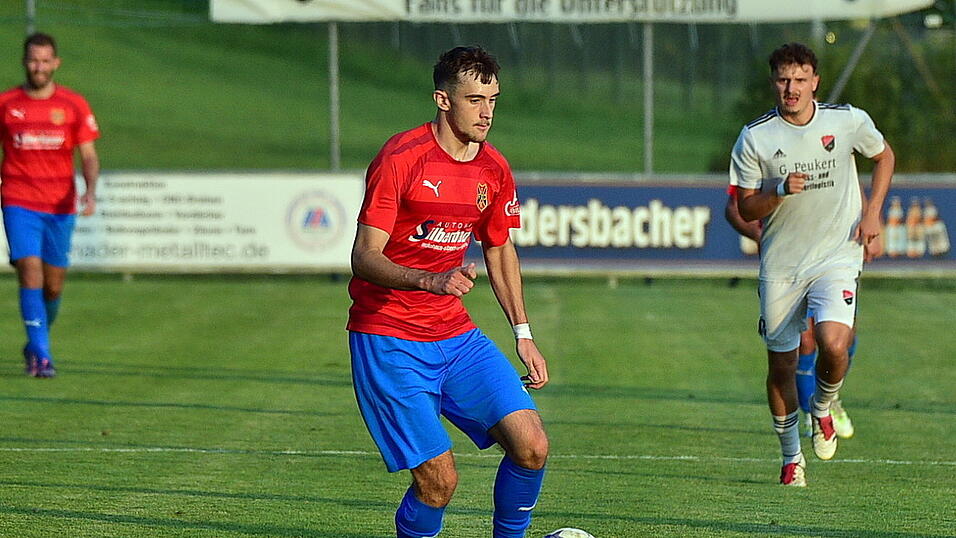Zuerst trifft Kötztings Lukas Weidlich zum 1:0 vom Punkt, dann muss sich der Youngster mit Gelb-rot vorzeitig verabschieden. Zuerst trifft Kötztings Lukas Weidlich zum 1:0 vom Punkt, dann muss sich der Youngster mit Gelb-rot vorzeitig verabschieden.