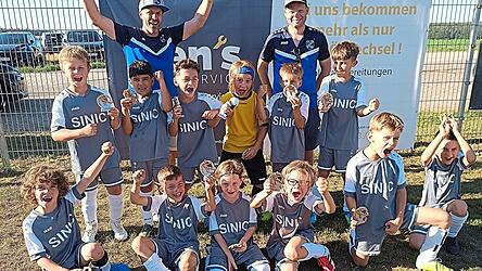Gro&szlig;e Freude: Nach spannenden Spielen konnte die F2 des SV Oberglaim den Siegerpokal &uuml;bernehmen.