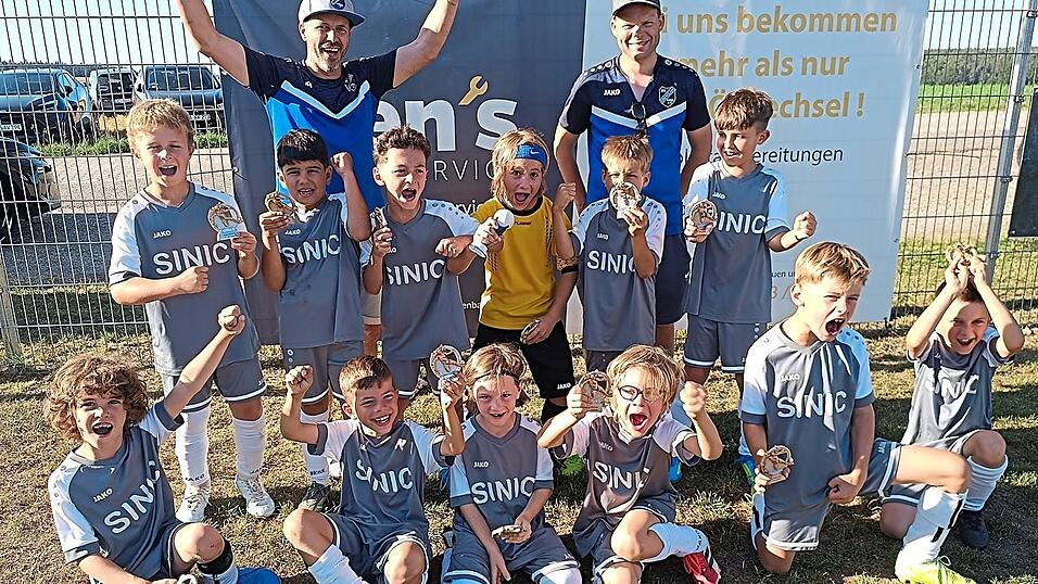 Gro&szlig;e Freude: Nach spannenden Spielen konnte die F2 des SV Oberglaim den Siegerpokal &uuml;bernehmen.