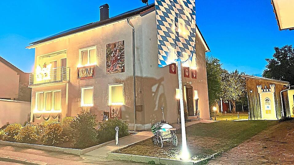 Hell erstrahlt das Elternhaus von Ritterin Stefanie Decker an der Michael-Datzl-Straße. Hell erstrahlt das Elternhaus von Ritterin Stefanie Decker an der Michael-Datzl-Straße.