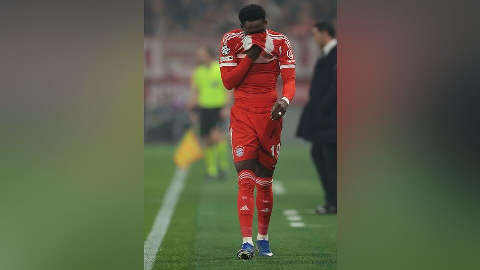 Ein frustrierter Alphonso Davies nach seiner n&auml;chsten Muskelverletzung in Bergamo.