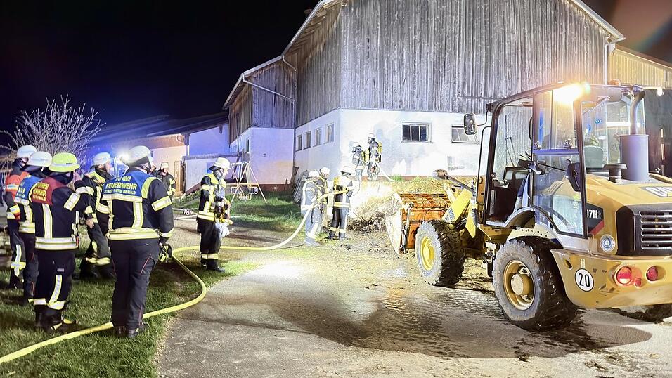 Die Einsatzkräfte löschten den Brand rechtzeitig ab. Mit Hilfe eines Radladers wurde der Haufen auseinandergezogen. Die Einsatzkräfte löschten den Brand rechtzeitig ab. Mit Hilfe eines Radladers wurde der Haufen auseinandergezogen.