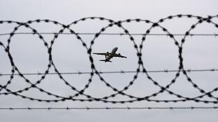 Künftig dürfen EU-Staaten abgelehnte Asylbewerber auch in Zentren außerhalb der EU bringen. (Symbolbild) Künftig dürfen EU-Staaten abgelehnte Asylbewerber auch in Zentren außerhalb der EU bringen. (Symbolbild)