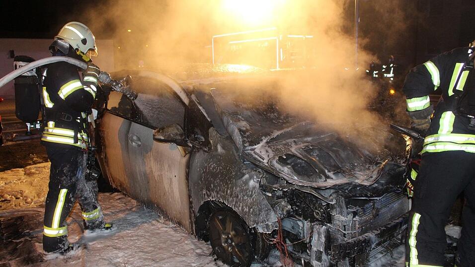 Die Feuerwehr bekämpfte den nächtlichen Fahrzeugbrand mit Löschschaum und verhinderte so ein Übergreifen der Flammen auf die Umgebung. Die Feuerwehr bekämpfte den nächtlichen Fahrzeugbrand mit Löschschaum und verhinderte so ein Übergreifen der Flammen auf die Umgebung.