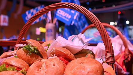 Wenn es beim Politischen Aschermittwoch - wie hier bei der CSU in Passau - Fischsemmeln und Bier gibt, nehmen die Zuhörer auf jeden Fall etwas Substanzielles mit. Wenn es beim Politischen Aschermittwoch - wie hier bei der CSU in Passau - Fischsemmeln und Bier gibt, nehmen die Zuhörer auf jeden Fall etwas Substanzielles mit.