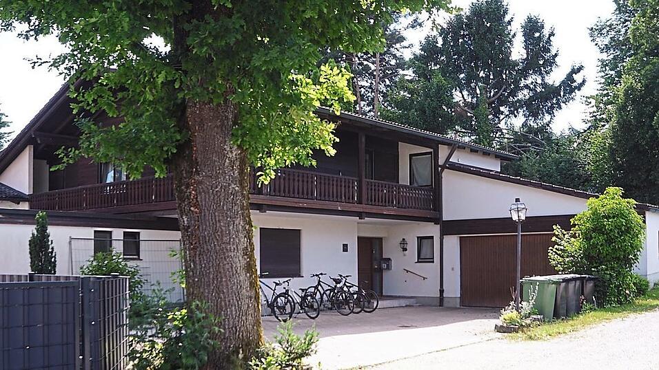 In diesem Gebäude an der Herrnfeldener Straße in Vilsbiburg betreibt der Landkreis Landshut eine Asylbewerberunterkunft. Nun stimmte der Bauausschuss für die Nutzungsänderung. In diesem Gebäude an der Herrnfeldener Straße in Vilsbiburg betreibt der Landkreis Landshut eine Asylbewerberunterkunft. Nun stimmte der Bauausschuss für die Nutzungsänderung.