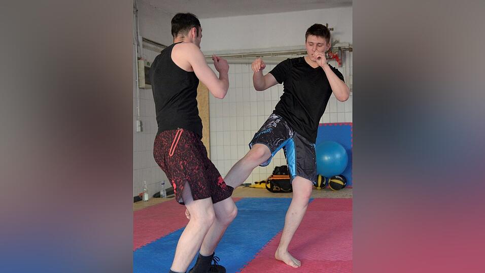 Sinnloses Prügeln? Beim Kampfsport MMA kommt es auch auf die Technik und die geistige und körperliche Fitness an. Sinnloses Prügeln? Beim Kampfsport MMA kommt es auch auf die Technik und die geistige und körperliche Fitness an.
