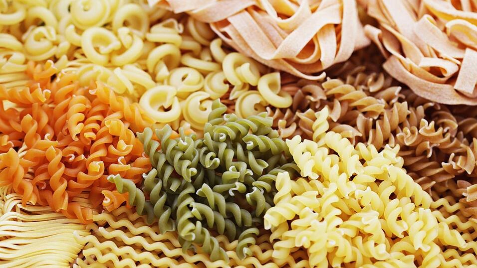 Wir feiern heute die Kleinen, Dicken, Dünnen, Langen, Breiten, Gelockten, Gedrehten, Gefüllten, Bunten, Gerollten - klar, die Rede ist von Pasta! Also es geht heute nicht um die Wurst, sondern um die Nudel. Los geht´s!