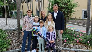Die Familie Bethmann: Oma Christina, Xaver, Mama Kathrin, Annelie, Papa Toralf (hinten, von links), Samuel und Marei. Die Familie Bethmann: Oma Christina, Xaver, Mama Kathrin, Annelie, Papa Toralf (hinten, von links), Samuel und Marei.