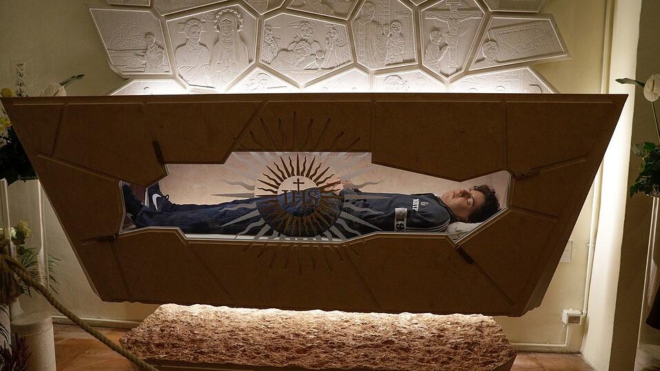 Der Leichnam von Carlo Acutis liegt in einem Sarkopharg, in den man hineinsehen kann. (Archivbild) Der Leichnam von Carlo Acutis liegt in einem Sarkopharg, in den man hineinsehen kann. (Archivbild)