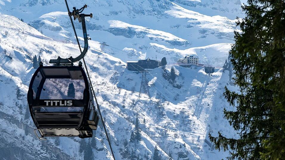 Im Skigebiet schien die Sonne, aber es gab Windwarnungen. Im Skigebiet schien die Sonne, aber es gab Windwarnungen.