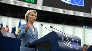 Mit starken Kürzungen „würden wir bei entscheidenden Prioritäten, auf die wir uns alle gemeinsam verständigt haben, erhebliche Einschränkungen vornehmen“, warnt Ursula von der Leyen. Mit starken Kürzungen „würden wir bei entscheidenden Prioritäten, auf die wir uns alle gemeinsam verständigt haben, erhebliche Einschränkungen vornehmen“, warnt Ursula von der Leyen.