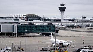 Am Münchner Flughafen soll am Samstag wieder weitgehend normaler Betrieb herrschen.