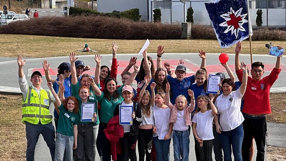 Und dann die Hände zum Himmel! Beste Stimmung herrscht bei den Siegerteams, die Ende Mai zum Bezirkswettbewerb in den Landkreis Kelheim fahren. Und dann die Hände zum Himmel! Beste Stimmung herrscht bei den Siegerteams, die Ende Mai zum Bezirkswettbewerb in den Landkreis Kelheim fahren.