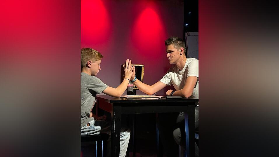 Für manche Tricks sucht sich der 17-Jährige auch Teilnehmer aus dem Publikum. 
