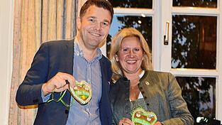 Maximilian Mader freute sich zusammen mit CSU-Landratskandidatin Susanne Hoyer über die offizielle Aufstellung als Bürgermeister-Kandidat.