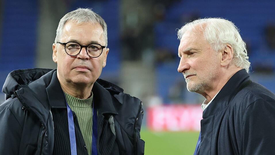 Andreas Rettig (l.) und Rudi V&ouml;ller (r.) stehen vor einem L&auml;nderspiel auf dem Platz (Archivbild)