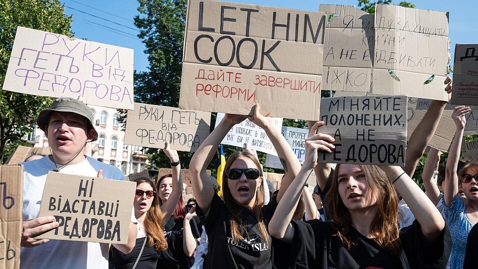 Vor allem junge Leute protestierten in Kiew und anderen Städten gegen die Entlassung des als Reformers geltenden Verteidigungsministers Mychajlo Fedorow. Vor allem junge Leute protestierten in Kiew und anderen Städten gegen die Entlassung des als Reformers geltenden Verteidigungsministers Mychajlo Fedorow.