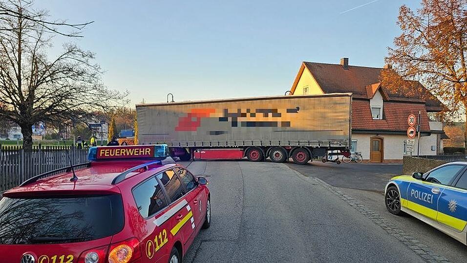 Der Lastwagen blockierte dreieinhalb Stunden die Durchfahrt durch Arnstorf.