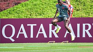 Als Mannschafts-DJ hat Alphonso Davies die prominente Konkurrenz bereits verdr&auml;ngt. Doch damit begn&uuml;gt sich der Winter-Zugang des FC Bayern nicht. Der 18 Jahre alte Kanadier meldete in Doha Anspr&uuml;che an, eines der Gesichter des neuen, verj&uuml;ngten FC Bayern zu werden.