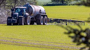 Das Bundesverwaltungsgericht Leipzig prüft, ob die bayerische Düngeverordnung Landwirte zu stark einschränkt. (Archivbild)