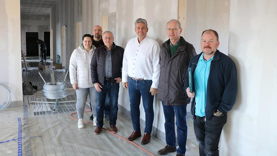 Die Gemeindevertreter vom Bauamt, B&uuml;rgermeister Peter Forstner (3. v. r.) und seine Stellvertreter sowie Architekt Florian Bindhammer auf der Baustelle f&uuml;r die neuen Praxisr&auml;ume.