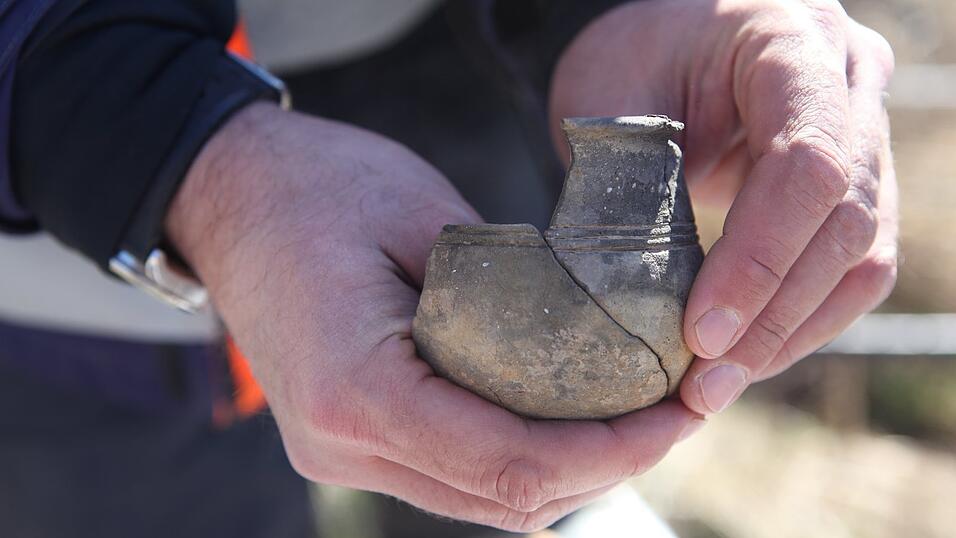 Kreisarch&auml;ologe Dr. Thomas Richter zeigt, wie sich die Scherben zu einem Trinkgef&auml;&szlig; zusammen setzen lassen. Es ist vermutlich rund 4000 Jahre alt.