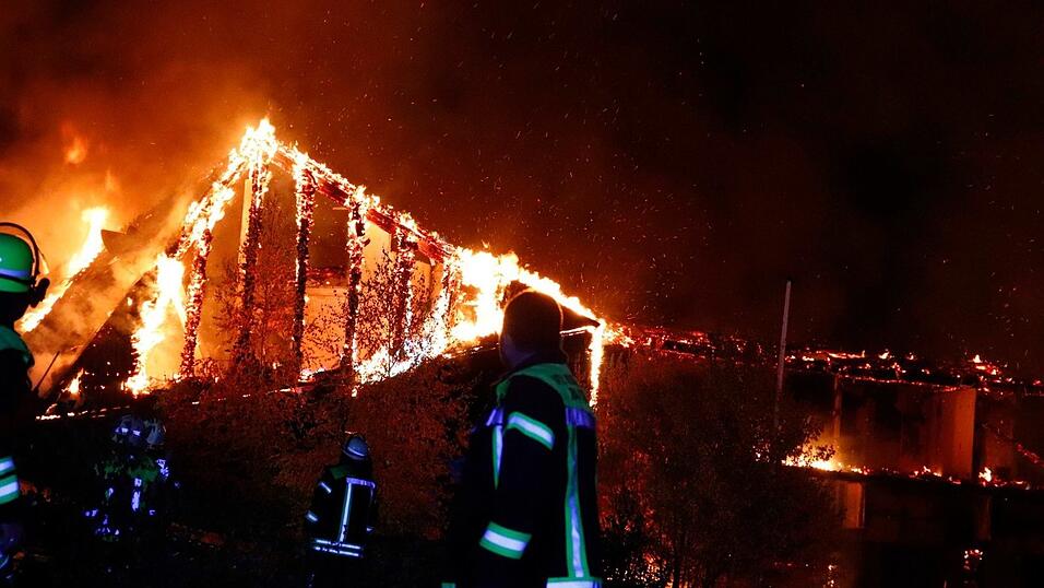 Wichtigstes Ziel der rund 400 Einsatzkräfte vor Ort war es, ein Übergreifen der Flammen auf den Wald zu verhindern - bislang sieht es danach aus, als wäre dies gelungen. Wichtigstes Ziel der rund 400 Einsatzkräfte vor Ort war es, ein Übergreifen der Flammen auf den Wald zu verhindern - bislang sieht es danach aus, als wäre dies gelungen.