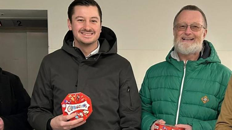 Vater Franz Schindler hat den Junior tatkräftig im Wahlkampf unterstützt. Dafür bekommt er ihn im Mai als seinen Chef. Vater Franz Schindler hat den Junior tatkräftig im Wahlkampf unterstützt. Dafür bekommt er ihn im Mai als seinen Chef.