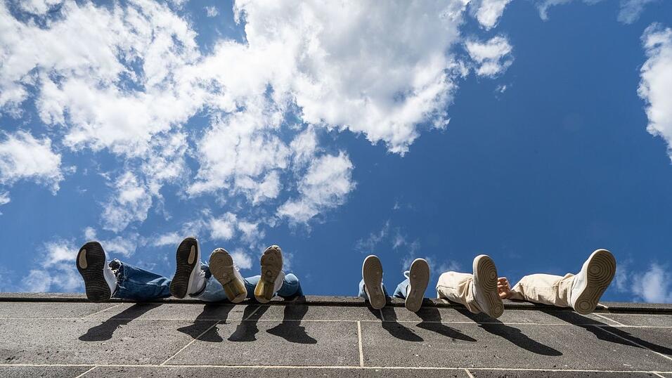 Chillen statt Arbeiten: Dieser Vorwurf wird jungen Menschen immer wieder gemacht. An Daten lässt er sich jedoch nicht belegen. (Archivbild) Chillen statt Arbeiten: Dieser Vorwurf wird jungen Menschen immer wieder gemacht. An Daten lässt er sich jedoch nicht belegen. (Archivbild)