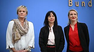 In Berlin könnte die Linke bald regieren - wären da nicht Antisemitismus-Vorwürfe und ein Clan-Chef, der zur Party auftauchte. In Berlin könnte die Linke bald regieren - wären da nicht Antisemitismus-Vorwürfe und ein Clan-Chef, der zur Party auftauchte.