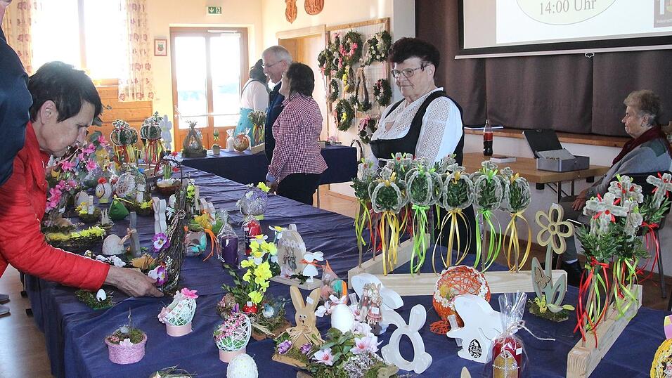 Im Trachtenstadl warteten &uuml;ber 200 gebastelte Osterdekos mit Osterhasen, Kreuzen und auch tolle Palmgestecke und Kr&auml;nze auf die Besucher.