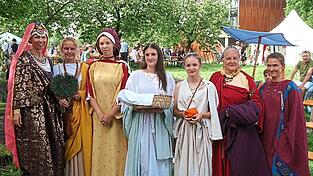 So darf man sich wohlhabende Römerinnen im Isartal vor 1.800 Jahren vorstellen (mit Ausnahme der Dame links, die eine syrische Königin darstellt).