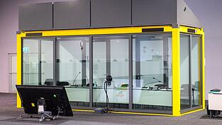 Blick auf den leeren Glaskasten im Gerichtssaal des tempor&auml;ren Gerichtsgeb&auml;udes vom Landgericht Magdeburg, in dem normalerweise der Todesfahrer vom Magdeburger Weihnachtsmarkt sitzt.