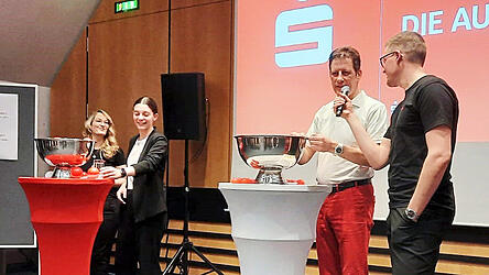 Gl&uuml;ckliches H&auml;ndchen? Der ehemalige Bundesliga-Referee Wolfgang Stark (Zweiter von rechts) und FC-Bayern-Talent Julia Kreuzpaintner (Zweite von links) ziehen die Nationen und die Gruppeneinteilung.