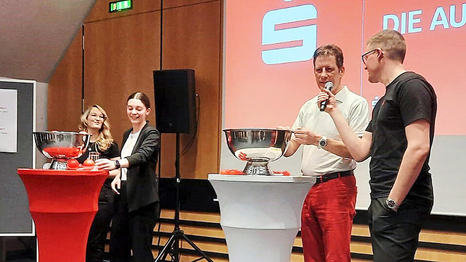 Gl&uuml;ckliches H&auml;ndchen? Der ehemalige Bundesliga-Referee Wolfgang Stark (Zweiter von rechts) und FC-Bayern-Talent Julia Kreuzpaintner (Zweite von links) ziehen die Nationen und die Gruppeneinteilung.