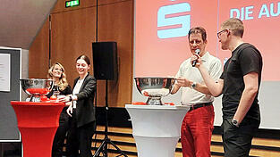 Gl&uuml;ckliches H&auml;ndchen? Der ehemalige Bundesliga-Referee Wolfgang Stark (Zweiter von rechts) und FC-Bayern-Talent Julia Kreuzpaintner (Zweite von links) ziehen die Nationen und die Gruppeneinteilung.