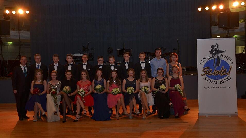 Die Bilder vom Abschlussball der Tanzschule Seidel in der Fraunhofer-Halle am 28. November. Die Bilder vom Abschlussball der Tanzschule Seidel in der Fraunhofer-Halle am 28. November.