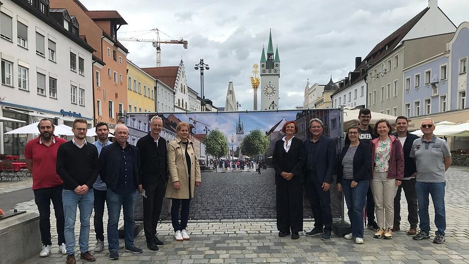 Die Verantwortlichen von Stadtverwaltung und Baufirmen freuen sich auf die neue Aufenthaltsqualität, die die Umgestaltung am westlichen Theresienplatz bringen wird.