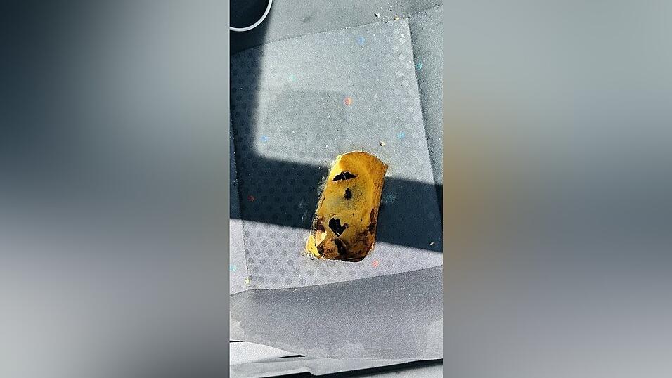Die überhitzte Powerbank schmorte sich regelrecht in die Polsterung des Beifahrersitzes. Die überhitzte Powerbank schmorte sich regelrecht in die Polsterung des Beifahrersitzes.
