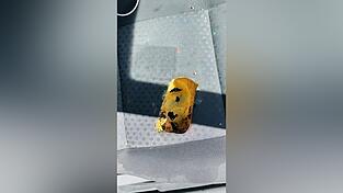 Die überhitzte Powerbank schmorte sich regelrecht in die Polsterung des Beifahrersitzes.