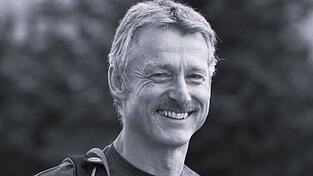 Roland Reisinger studierte Architektur an der Technischen Universität München. In Landshut setzte er sich unter anderem für modernes Bauen ein.