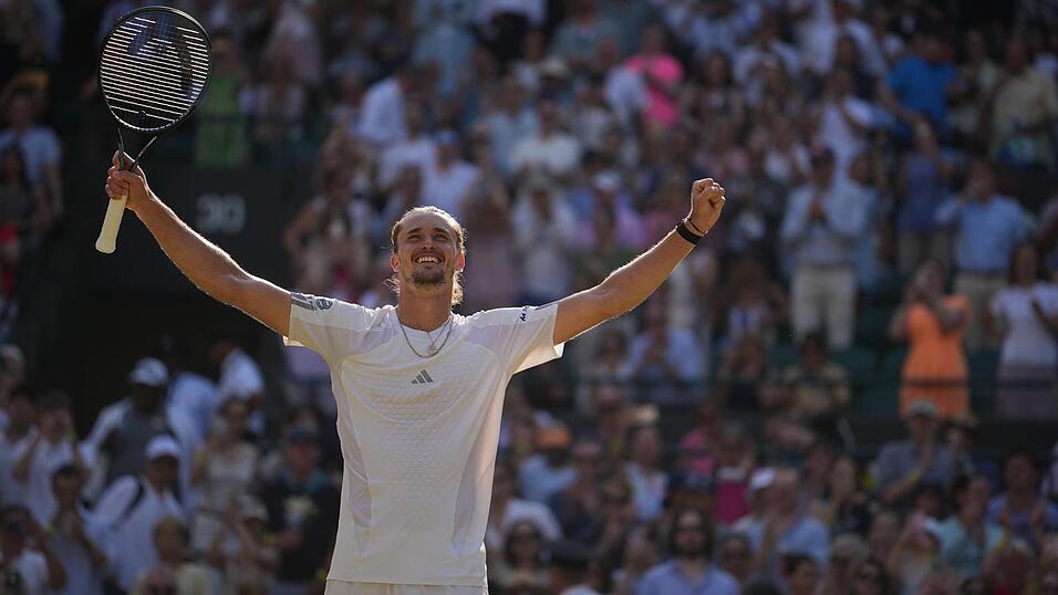 Große Freude bei Alexander Zverev über seinen erstmaligen Halbfinaleinzug in Wimbledon. Große Freude bei Alexander Zverev über seinen erstmaligen Halbfinaleinzug in Wimbledon.