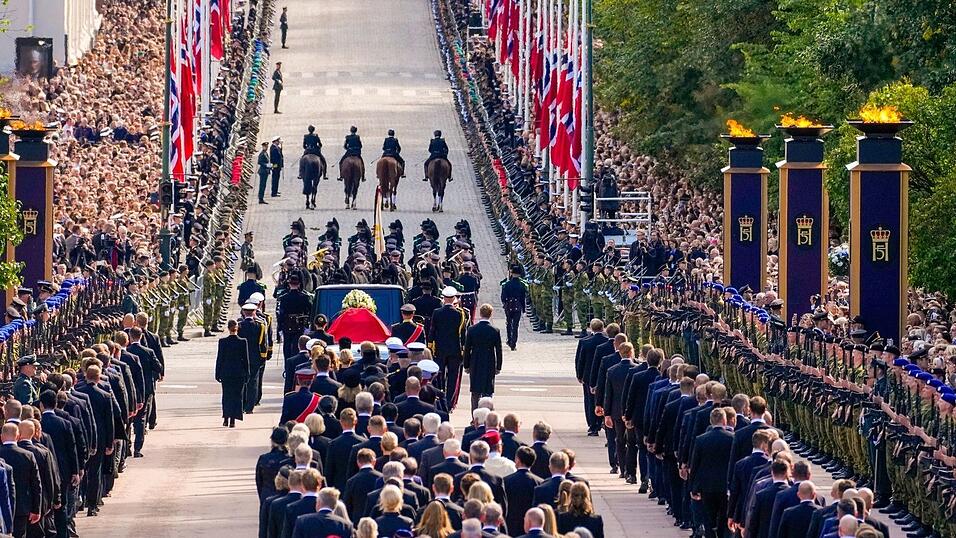 Tausende Menschen s&auml;umten den Stra&szlig;enrand.